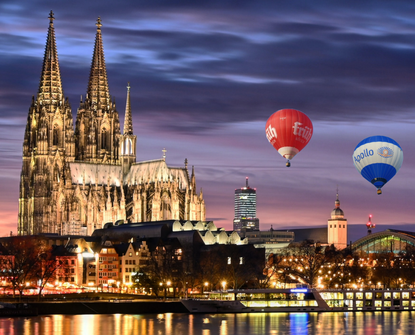 Blick auf den abendlichen Kölner Dom mit 2 Ballons (Fotomontage)